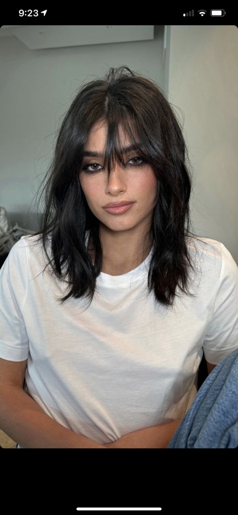 Shaggy Medium Hair Straight, Black Hair Layers Medium With Bangs, Short Hair With Layers Grunge, Medium Length Haircut For Thick Hair Brunette, Grungy Curtain Bangs, Types Of Medium Length Haircuts, Rocker Girlfriend Hair, Blowout Without Round Brush, Shaggy Bob Side Bangs