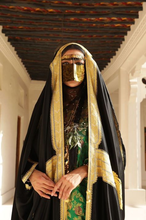 Arab Countries, Arabic Clothing, Estilo Hijab, National Clothes, Arabian Women, Arab Culture, Conceptual Fashion, Islamic Culture, Arab Beauty