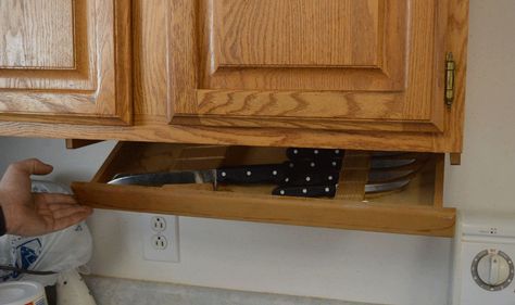 Modern Kitchen With Pull Out Knife Storage : Store Your Knives With Knife Storage #Kitchenremodel #Kitchenstorageideas #Knifeblock #Knifestorageideas #Utensildrawerorganization #Kitchendrawerorganizationideas Diy Knife Storage, Cabinet Knife Storage, Under Cabinet Knife Storage, Knife Drawer, Best Kitchen Knife Set, Utensil Drawer Organization, Best Kitchen Knives, Diy Knife, Hidden Kitchen