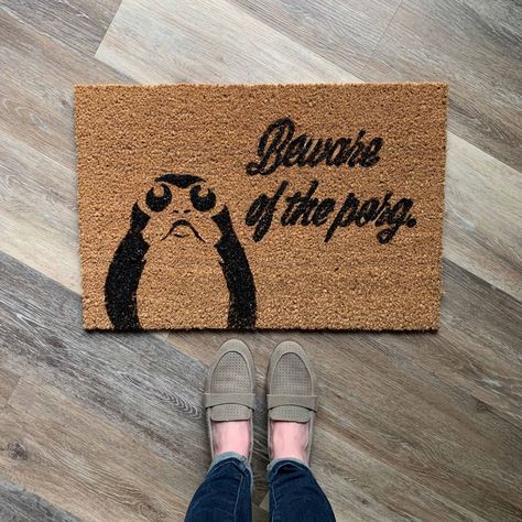 “Beware of the Porg” Welcome Mat Star Wars Cricut Projects, Star Wars Cricut, Paper Flower Crown, Diy Popcorn, Disney Diy Crafts, Diy Flower Crown, Star Wars Quotes, Star Wars Diy, Star Wars Birthday Party