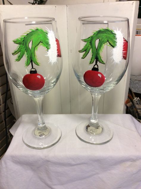 Easy Christmas Wine Glass Painting, Grinch Wine Glass Painting, Diy Christmas Wine Glasses Paint, Xmas Glass Painting, Painted Glasses Christmas, Christmas Wine Glass Painting Ideas, Wine Glass Painting Ideas Easy Christmas, Painting Christmas Wine Glasses, Painting Wine Glasses Christmas