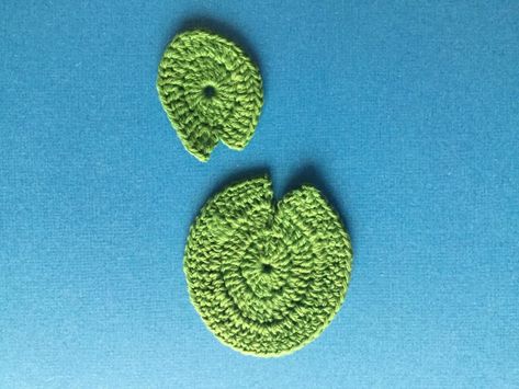 Large and small crochet lily pads Crochet Lily Pad, Beginner Crochet Patterns, Crochet Lily, Crochet Pokemon, Crochet Decor, Lily Pattern, Small Crochet, Beginner Crochet, Crochet Applique