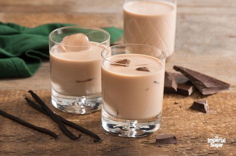 Creamy, chocolate Irish Cream Liqueur is like dessert with a kick. This appealing recipe can be served over ice or hot. Either way, you’ll want to make it again and again. Holiday Party Cocktails, Baileys Cocktails, Irish Cream Recipe, Fun Drinks Alcohol, Party Cocktails, Irish Cream Liqueur, Mudslide, Baileys Irish, Cream Liqueur