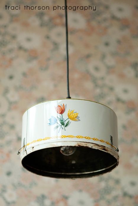 Have an old vintage cookie or sewing tin?  Well check it out...add a light fixture and there you have it! Diy Luminaire, Luminaire Original, Lata Vintage, Lampe Diy, Diy Lampe, Vintage Cookies, Upcycle Recycle, Kitchen Lighting Fixtures, Creative Lighting