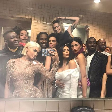 Kylie Jenner Met Gala, Robert Kardashian Jr, Estilo Kardashian, Celebrity Selfies, Robert Kardashian, Red Polish, Nikki Reed, Paris Jackson, Wear Red