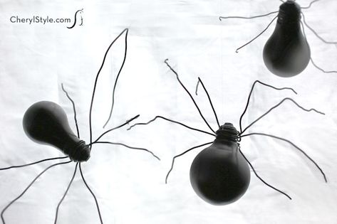 How to make a light bulb spider for Halloween - Everyday Dishes Spider For Halloween, Recycled Light Bulbs, Light Bulb Art, Light Bulb Crafts, Halloween Decor Diy, Light Bulb Ornaments, Fun Decorations, Quick And Easy Crafts, Diy Halloween Decor