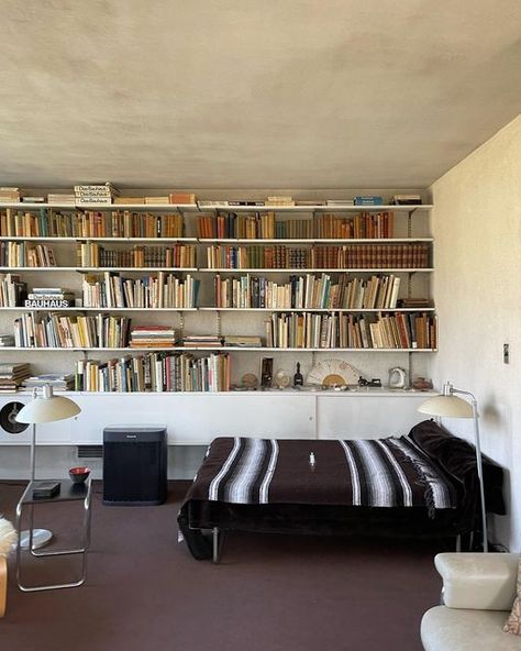 Bauhaus Bedroom Interior, Bauhaus Interior Bedroom, Railroad Apartment Ideas, Marcel Breuer Interior, Bauhaus Room, Bauhaus Interior Style, Bauhaus Bedroom, Bauhaus Living Room, Bauhaus Bedside Table