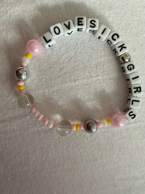 Blackpink Bracelet, Pulseras Aesthetic, Kpop Diy, Bracelet Craft Diy, Pink Tour, Artist Quotes, Magical Jewelry, Bracelet Ideas, Bead Bracelets