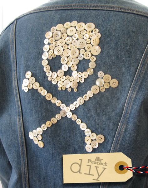 Mr. Peacock's DIY Button Jacket - click on pic to check out more of ouy fav DIYs using buttons! Diy Button Crafts, Diy Highlights, Look 80s, Detail Couture, Patrick Kelly, Diy Vetement, Diy Buttons, Mode Jeans, Denim Crafts