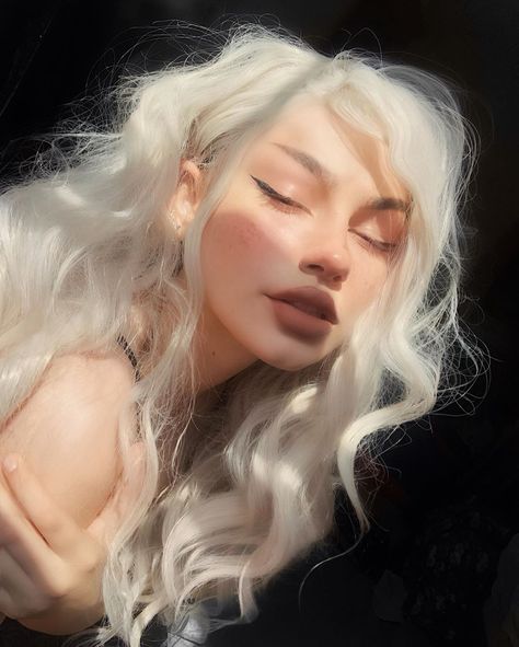 Long White Hair, Photographie Portrait Inspiration, Aesthetic People, Hair Reference, Hair Inspo Color, Grunge Hair, Dream Hair, Hair And Makeup, Aesthetic Hair