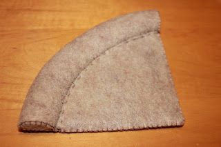 Simple and Soft: Felt Food Tutorial: Pizza Crust Felt Spaghetti And Meatballs, Felt Pie Crust, Felt Pizza Pattern Free, Felt Food Pizza, Felt Pizza, Felt Cake, Felt Food Patterns, Felt Food Diy, Felt Fruit