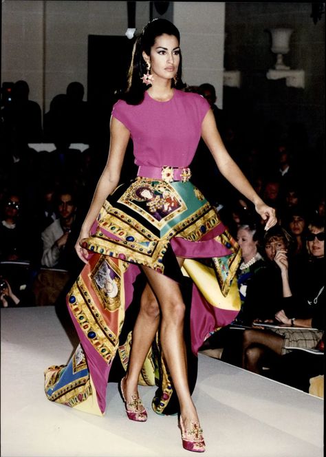 Iconic Versace Runway Looks From the 90’s [PHOTOS] – Footwear News Versace Aesthetic, 1990s Fashion Trends, Vestidos Versace, Versace 90s, Yasmeen Ghauri, Style Année 90, Versace Runway, Versace Vintage, 90s Runway Fashion