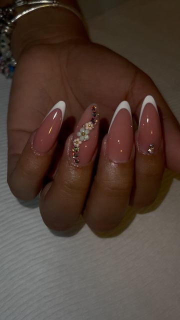 Freisy Romero Mesa on Instagram: "✨✨✨✨✨✨✨✨✨✨✨✨✨✨✨✨✨✨✨✨✨✨ 💎💎💎💎💎💎💎💎💎💎💎💎💎💎💎💎💎💎💎💎💎💎" French Tip Nail Ideas Almond, French Top Almond, December 2024 Nails, French Tip Colour, French Tip Nails Oval, French Nails Oval, French Tip Oval, Natural French Nails, Nails Practice