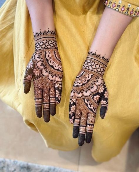 Simple Traditional Mehendi, Semi Bridal Mehendi Design Front Hand, Semi Bridal Mehendi Design, Mehndi Designs Fingers, Henna 2023, Palm Mehendi, Motif Henna, Brides Mehndi, Finger Mehndi Designs