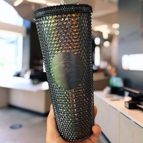 Starbucks Just a Released a Dark Bling Cold Cup, So You’ll Have a Spooky Tumbler This Fall Plastic Coffee Cup, Starbucks Cold Cups, Starbucks Bottles, Spooky Tumbler, Starbucks Black, Healthy Starbucks Drinks, Studded Tumbler, Healthy Starbucks, Sweet Cups