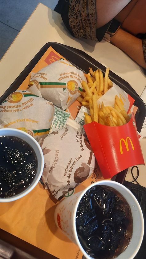 Mcdonalds Food, Dinner Date Aesthetic, Mcdonald's Aesthetic, Food Captions, Tumblr Food, Foodie Instagram, Alcohol Aesthetic, Delicacy Food, Burger Buns