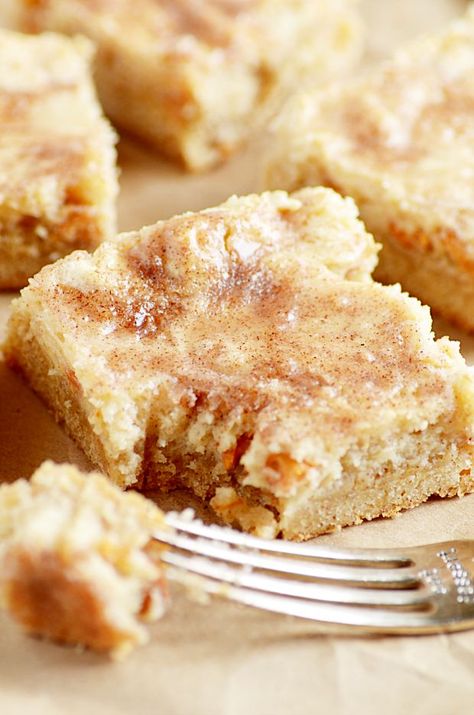 If you love snickerdoodles, then you will love these gooey cake bars! Even better? All you'll need is one bowl to make them. Snickerdoodle Cake Recipe, Cake Mix Bars, Snickerdoodle Cake, Cake Bars Recipe, Pumpkin Spice Cheesecake, Gooey Cake, Cake Mix Desserts, Gooey Butter Cake, Cake Bars