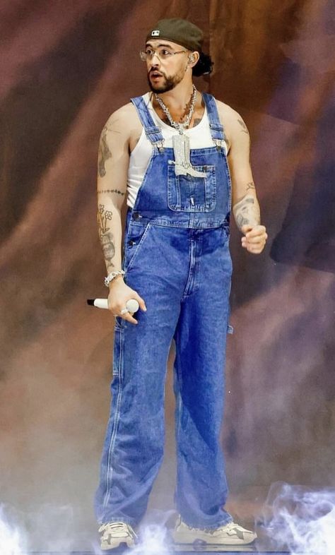 Bad Bunny Outfits Men, Bunny Editorial, Bad Bunny Outfits, Bad Bunny Concert Outfit, Bunny Outfits, Bunny Fashion, Bunny Wallpaper, Tour Outfits, Bunny Pictures