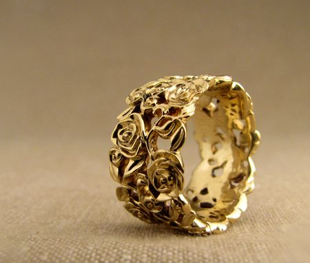 18K yellow gold - Wide gold rose bramble band by Cheyenne Weil Italian Gold Jewelry, Unusual Wedding, Mens Rings Fashion, Jewelry Set Design, Gold Rings Fashion, Gold Ring Designs, Bridal Gold Jewellery Designs, Jewelry Design Earrings, Gold Diamond Jewelry