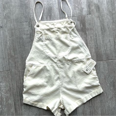 These Little Overalls Are Sooo Cute!!! Lovvve The Stripes!! Cute Front Bib Pocket Loose Rolled Hem Slash Front And Back Patch Pockets Self Tie Adjustable Front Straps Sooo Hot With Just A Bandeau Underneath Sold Out Style Price Is Firm ... Soo Many Bikinis And One Pieces! Lemme Know If You Need Help Starting A Bundle!! Make Sure To Check Out The Rest Of My Page And Don’t Be Afraid To Ask Me Any Questions! - Makita Billabong Overalls, White Overalls, Thrift Inspo, College Fits, Fish Tanks, Rolled Hem, Dream Clothes, Be Afraid, Summer 2024