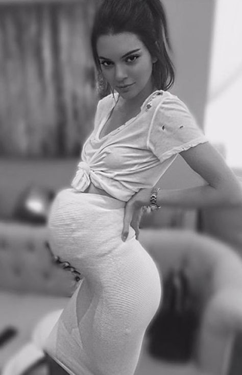 Kendall Jenner Kendall Jenner Pregnant, Birthing Gown Hospital, Jenner Pregnant, Fake Baby Bump, Delivery Hospital Gown, Fake Baby, Jenner Sisters, Kylie Kristen Jenner, Kendall And Kylie