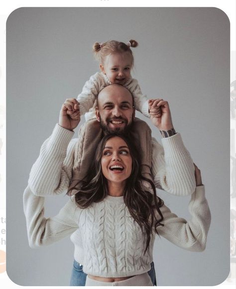 Self Shoot Studio Poses Family, Christmas Photoshoot Family Of 3, Diy Family Photoshoot At Home, Family Shoot Ideas Studio, Easy Family Christmas Photos, Photoshoot Christmas Family, 3 Person Family Photo Poses, Studio Shoot Family, Cute Family Photo Ideas