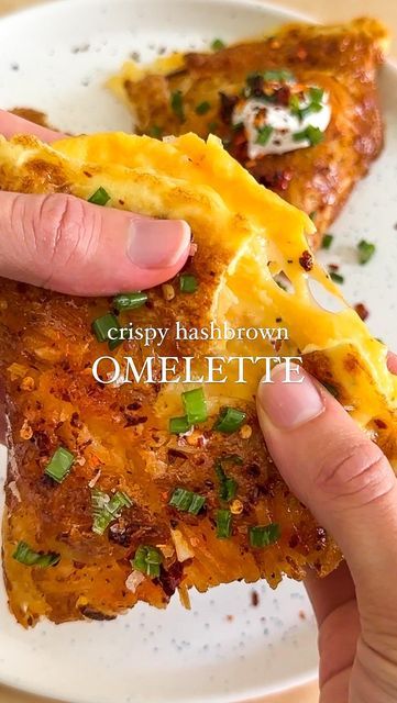 Hajar Larbah on Instagram: "Crispy Hashbrown Crusted Omelette! Since y’all loved the paratha omelette wrap so much, I had to bring you another version 🤍 can’t wait for you to try this!! #recipe #breakfast #eggs #cooking #brunch #food #foodie #foodblog #foodstagram #yummy #instafood #foodblogger #easyrecipes" Hashbrown Omelette, Hashbrown Recipes Breakfast, Hashbrown Breakfast, Omelette Wrap, Weekday Breakfast, Breakfast Hashbrowns, Diy Food, Diy Food Recipes, Savoury Food