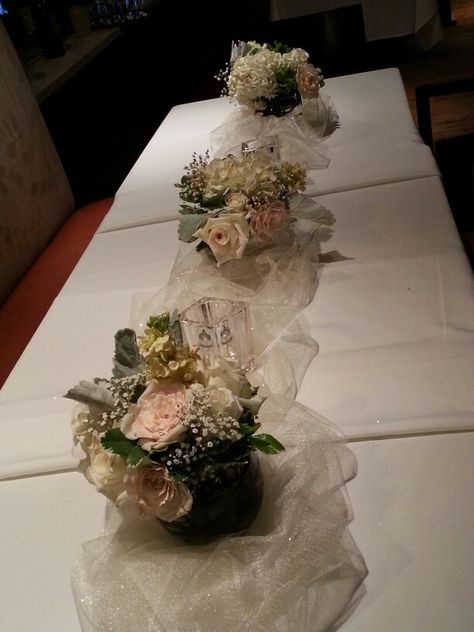 White shades and gold tulle table runner's Floral Bridal Shower Decorations, Tulle Table Runner, Wedding Flower Table Decorations, Gold Runner, Tulle Table, Wedding Reception Table Decorations, Gold Tulle, Bridal Shower Tables, Bridal Shower Centerpieces