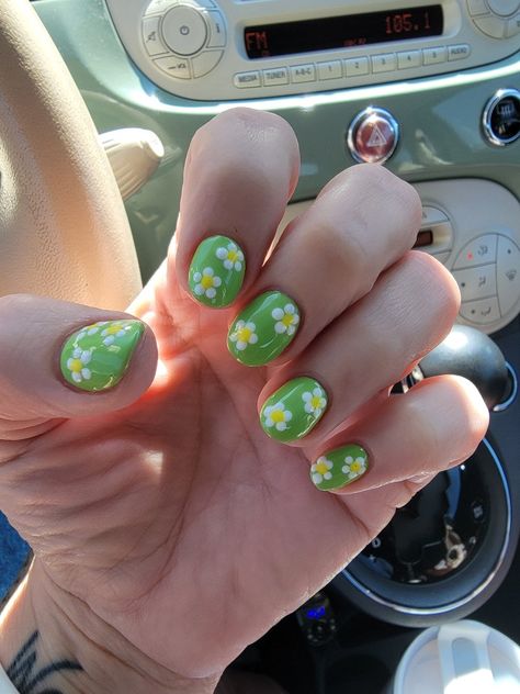 Super cute spring time nails! Retro Green Nails, Very Short Nails Design, Nails Retro, Nails Daisy, Lime Green Nails, Cute Nail Polish, Harry Styles Nails, G Nails, Retro Nails