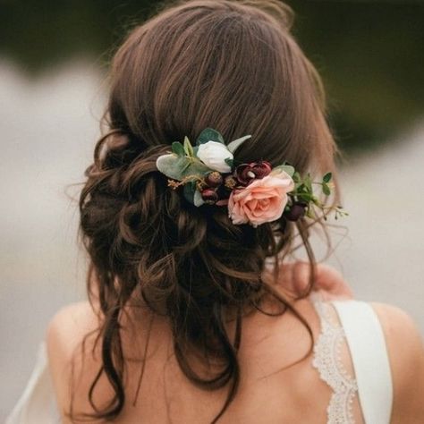 Your wedding day is coming and you must think about your dress, bouquet and of course, hairstyle. I’ve got some posts about wedding hairstyles and this time I’d like to feature some gorgeous hairstyles decorated with flowers, especially greenery floral. Here you’ll find gorgeous curl, stunning braids, and outstanding fishtails. Look through our wedding hairstyles […] #hairstylist #haircut #hair Vintage Updo, Bride Details, Flowers In Her Hair, Wedding Hair Inspiration, Flower Hair Comb, Wedding Hair Flowers, Wedding Updo, Event Planners, Bridal Hair And Makeup