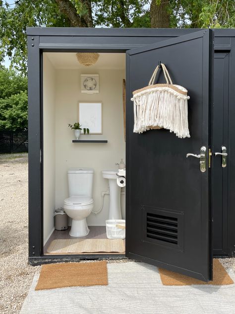 How to build an outhouse. A really pretty one. | DESIGN THE LIFE YOU WANT TO LIVE | www.lynneknowlton.com Outdoor Pool Bathroom Ideas, Build An Outhouse, How To Build An Outhouse, Outdoor Toilet Ideas, Diy Outhouse, Modern Outhouse, Pool Bathroom Ideas, Outdoor Toilet And Shower, Outdoor Pool Bathroom