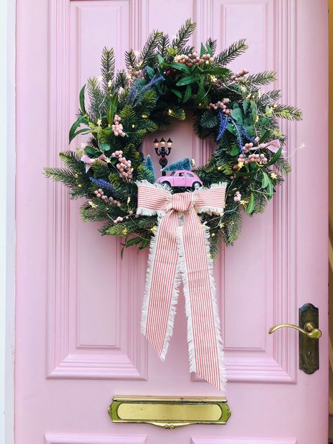 Pastel Christmas Wreath, Diy Natal, Deco Pastel, Anthropologie Christmas, Wreath Inspiration, Lights For Christmas, Door Colors, Christmas Shoot, Pink Door