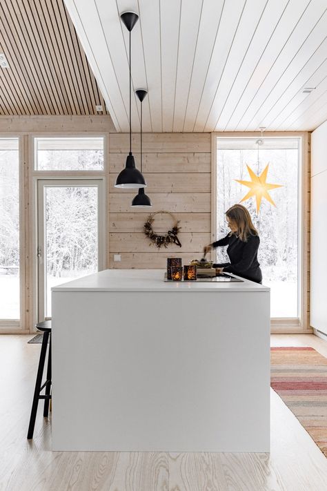 Unique, one-storey log house designed by architect – this is the modern home of Laura, Petri and children - Honka Nordic Cabin Kitchen, Log Home Modern, Modern Chalet Kitchen, Nordic Cottage Interior, Log House Kitchen, Holiday Home Interiors, Log House Interior, Modern Log House, Finland House