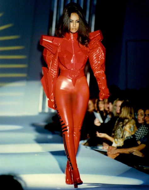 Kenzo Runway, Ysl Runway, Futuristic Dress, Haute Couture Looks, Ball Gown Skirt, French Fashion Designers, Model Look, Thierry Mugler, Couple Outfits