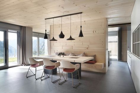 Contemporary home showcasing wood interiors in Andorra La Vella Breakfast Nook Decor, Kitchen Breakfast Nooks, Grey Dining Tables, Dining Room Design Modern, Transitional Dining Room, Kitchen Lounge, Log Cabin Decor, Charming Kitchen, Booth Seating