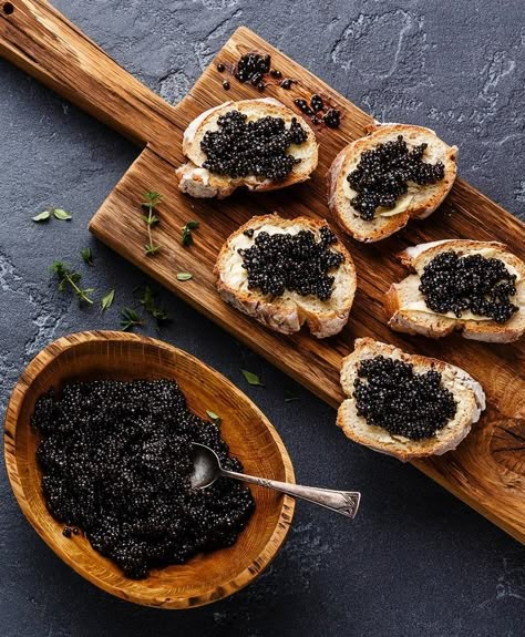 Caviar On Toast, Caviar Pie, Caviar Aesthetic, Caviar Service, Caviar Bar, Sushi Guide, Champagne And Caviar, Coffee Winter, Caviar Recipes