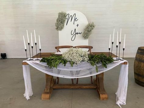 Mr And Mrs Sweetheart Table Sign, Minimalistic Sweetheart Table, Bride And Groom Table Minimalist, Black And White Bride And Groom Table, Sweetheart Table Black And White, Black And White Sweetheart Table, Minimalist Sweetheart Table, Modern Sweetheart Table, Sweetheart Table Candles