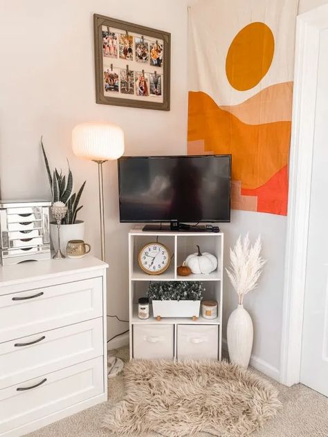 16 College Apartment Bedroom Ideas To Gain Some Major Inspiration College Apartment Bedroom Ideas, College Girl Bedrooms, College Apartment Bedroom, College Bedroom Decor, Apartment Bedroom Ideas, College Dorm Room Inspiration, College Bedroom Apartment, Boho Dorm Room, Dorm Room Styles