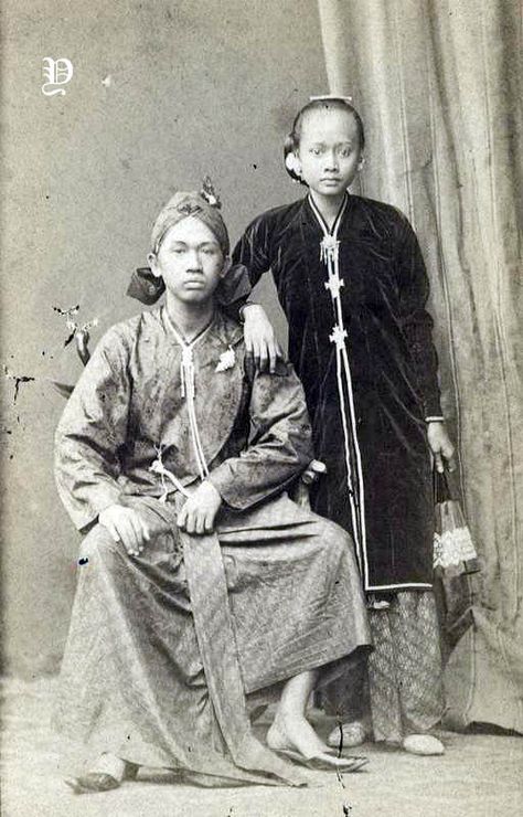 Potret pasangan suami istri keturunan ningrat di jawa, sekitar 1870 Javanese Prewedding, Pintu Ganda, Traditional Thai Clothing, Tempo Doeloe, Indonesian Art, Dutch East Indies, Photo Recreation, East Indies, Girl Vintage