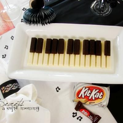 Kit Kat Piano, this would be adorable for a music-themed party or piano recital.  White chocolate kit-kats make the white keys and mini kit-kats make the black keys. Music Notes Birthday Party Ideas, Music Party Decorations, Music Birthday Party, Music Theme Birthday, Rockstar Birthday, Booster Club, Music Themed Parties, Piano Recital, Bar Recipe