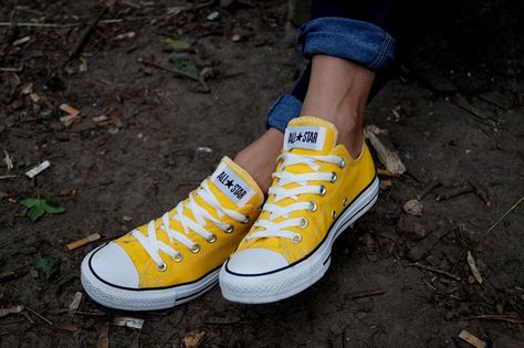 Yellow converse low tops Yellow Converse Low Tops, Yellow Converse Outfit, Converse Low Cut, Converse Vintage, Yellow Converse, Converse Low, Converse Style Women, Converse Low Tops, All Stars Converse