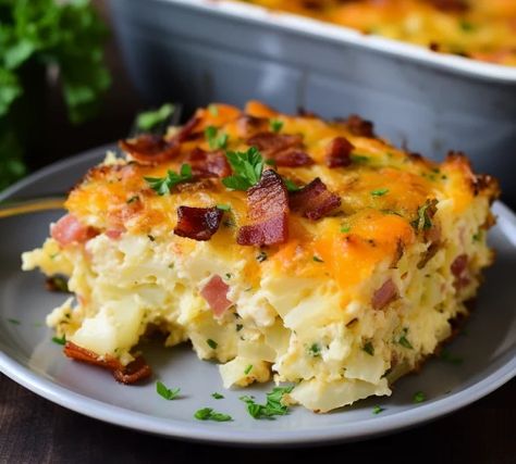 Easy Bacon Egg and Hashbrown Casserole Protein Breakfast Casserole, High Protein Breakfast Casserole, Potato Egg Bake, Potato Egg Casserole, Cheesy Bacon Potatoes, Egg Potato, Breakfast Potato Casserole, Bacon Casserole, Breakfast Egg Casserole