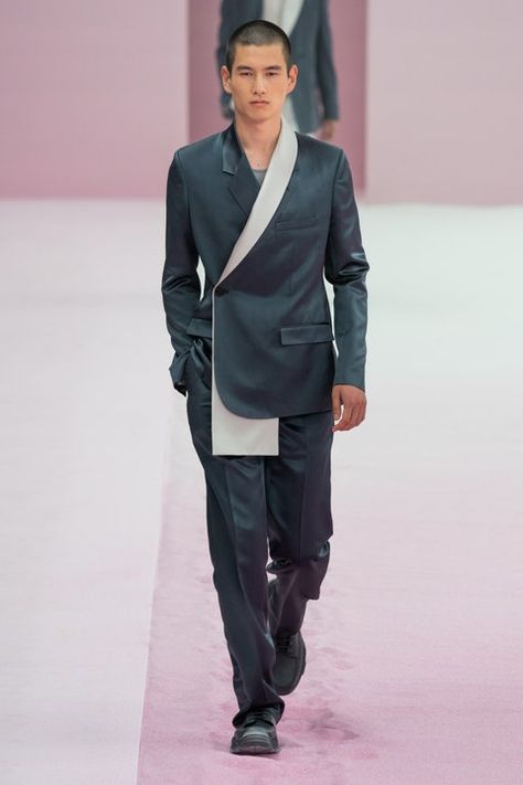 Dior Men Spring 2020 Menswear Collection | Vogue Dior Men, Dior Collection, 2020 Runway, Menswear Runway, Men Fashion Show, Men Spring, Vogue Germany, Dior Fashion, Mode Masculine