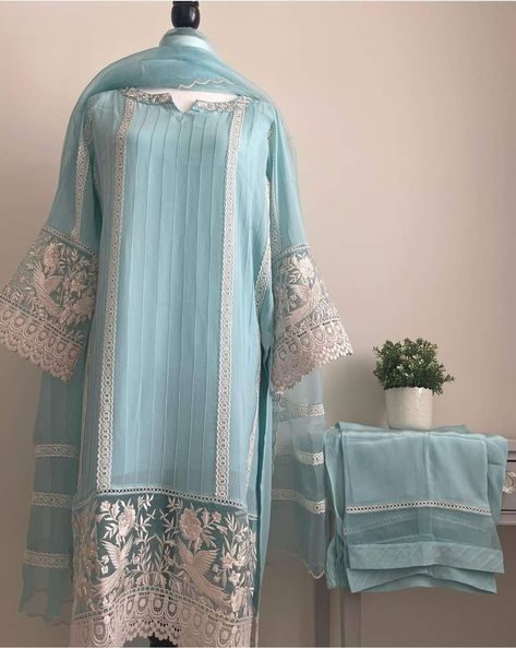 Jeans Casual Outfit, Short Coats, Lace Suit, Lace Dress Design, Latest Dress Design, Pakistani Fashion Casual, Pakistani Fancy Dresses, Pakistani Dresses Casual, Pakistani Fashion Party Wear