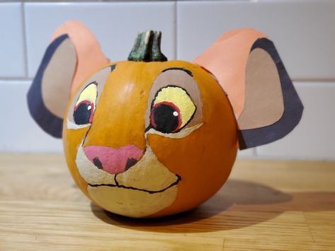 Simba the lion painted on a pumpking. No curving. Paint ideas for kids. #lionking Simba Pumpkin Painting, Lion Pumpkin Painting, Toothless Pumpkin Painting, Disney No Carve Pumpkin Ideas, Lion King Pumpkin Painting, Lion Pumpkin Decorating, Painted Pumpkin Characters, Painted Pumpkins Disney, Lion King Pumpkin