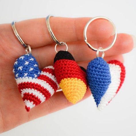 CROCHET PATTERN : Heart the Keychain in Colors of US Flag - amigurumi heart - laCigogne design #crochet #amigurumi #amigurumidoll #amigurumipattern #ravelry #crochetpattern #lovecrafts #lacigognefr #dollpattern Small Crochet Gifts, Keychain Amigurumi, Small Crochet, Easy Crochet Projects, French Flag, Crochet Gift, Tiny Charm, Heart Bag, Crochet Keychain