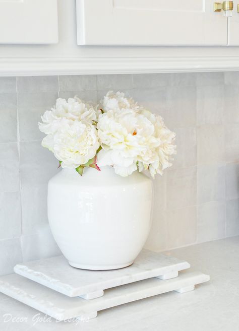 kitchen countertop styling ideas vase flowers #kitchendecor #decoratingideas #decoratingtips #homedecor #counterstyling #countertopstyling #whitekitchen White Kitchen Counter Styling, Kitchen Flowers Decor, Minimalist Kitchen Counter Decor Ideas, Kitchen Staging Ideas, Kitchen Counter Corner Decor Ideas, Flowers In Kitchen, White Vases Decor Ideas, Kitchen Countertop Styling, Island Countertop Decor