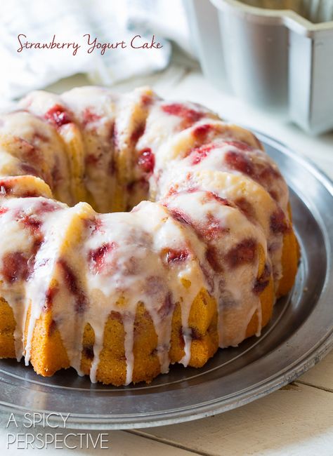 Fresh Strawberry Yogurt Cake Strawberries And Cream Bundt Cake, Strawberry Yogurt Cake, Simple Sweets, Cupcakes Strawberry, Fresh Strawberry Cake, Cake Light, Resipi Kek, Recipe Strawberry, Summer Cake