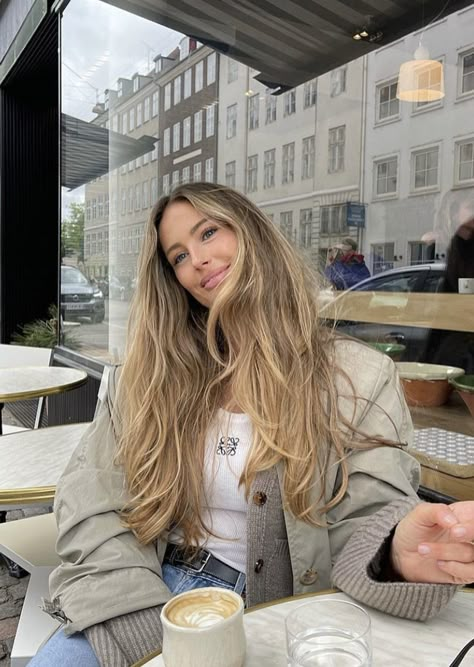 Mathilde Goehler, Hairstyles For Fall, Funny Marriage, Coffee Today, Blowout Hair, Married Couples, Effortless Hairstyles, Haircuts For Long Hair, Dark Blonde