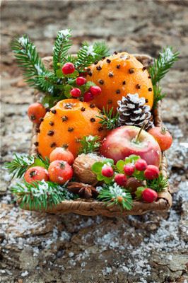 Gorgeous Fruit Centerpieces for Christmas – Celebrating Christmas Fruit Decoration Ideas, Winter Floral Arrangements, Fruits Decoration, Fruit Centerpieces, Fruit Decoration, Winter Fruit, Christmas Fruit, Homemade Christmas Decorations, Fruit Arrangements